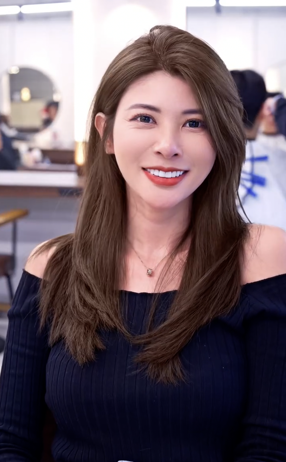 低飽和霧感棕讓五官更柔亮,搭配輕盈層次感,輪廓立體又質感!