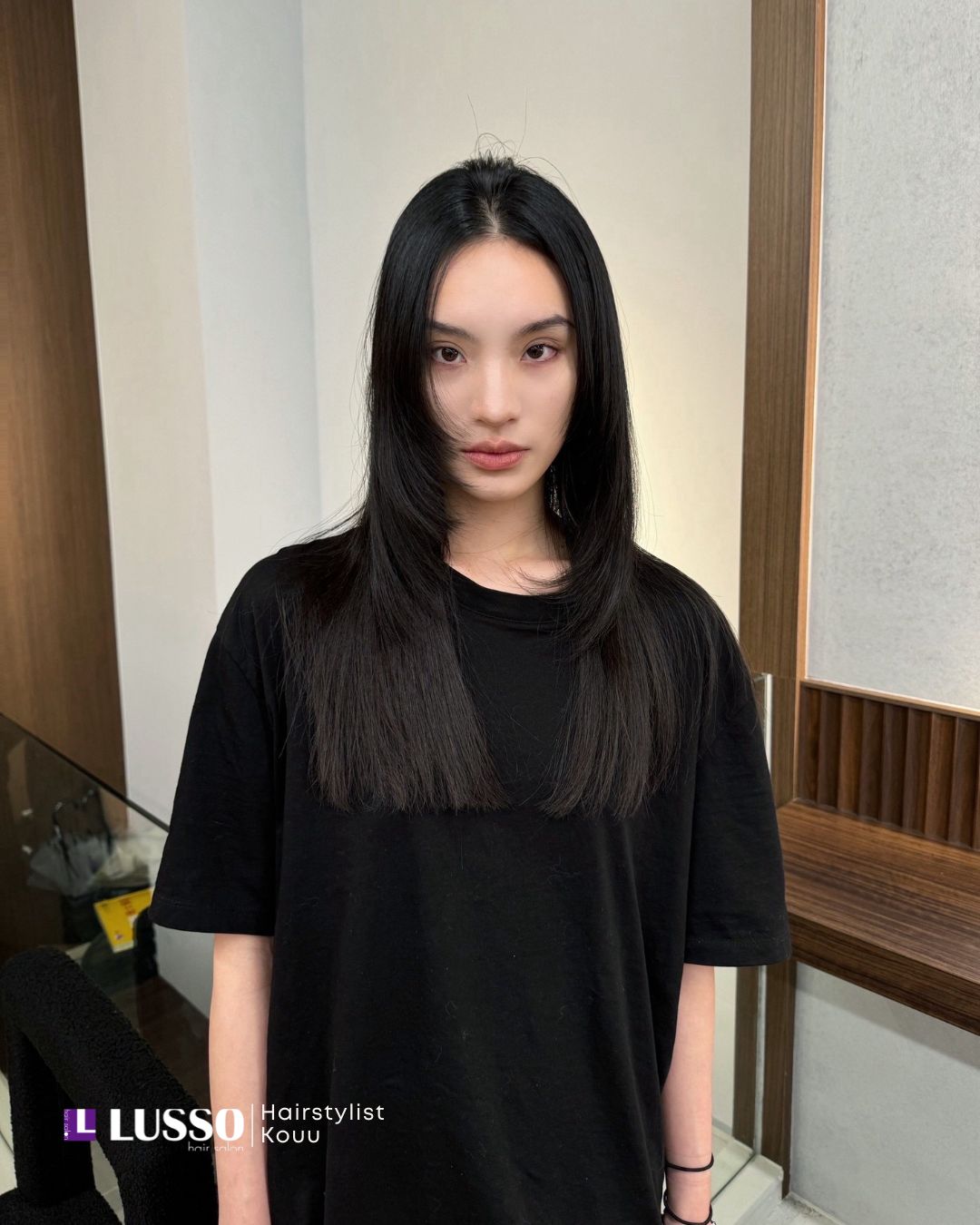 直順長髮加入前層修飾，加強臉部輪廓立體感。髮尾自然內彎設計，營造出溫柔高級的氛圍感，是職場與約會都超適合的百搭髮型。